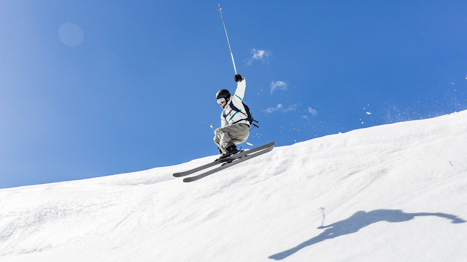 kaiyun入口-红与橙的祈祷，当曼联重伤倒地，泰山围拢筑起的人性长城，红橙相拥，泰山筑起的人性长城